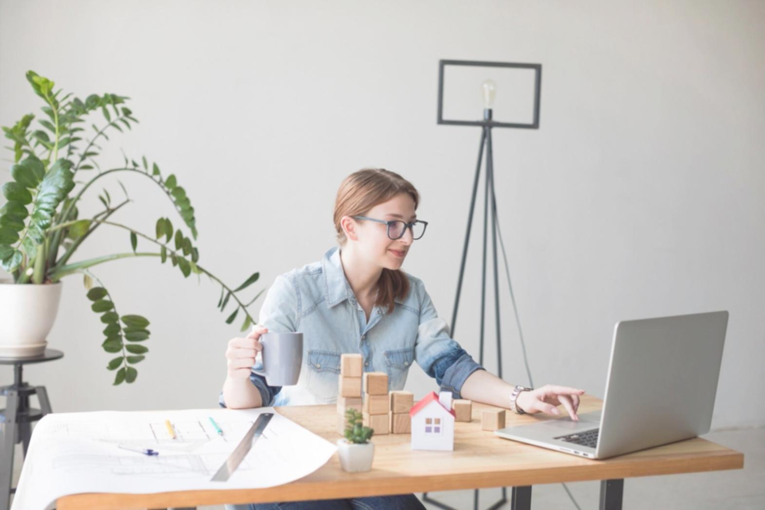 Équipe en réunion de planification financière avec documents et graphiques sur table